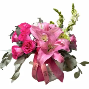 Jarrón combinado con rosas fiucha, rubina y follajes finos